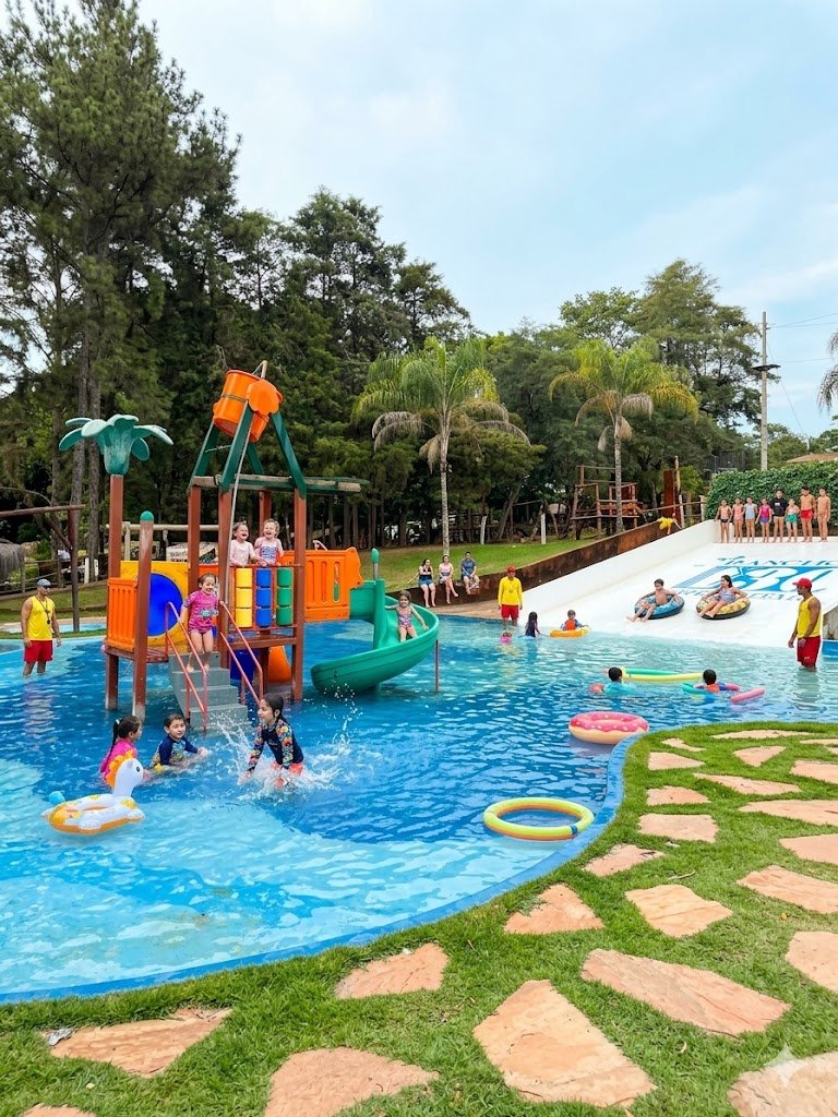 Parque aquático infantil com crianças brincando